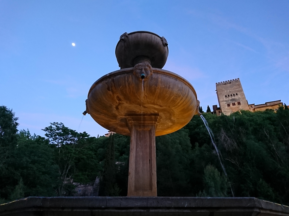 The fountain of Paseo de los tristes in front of Alhambra